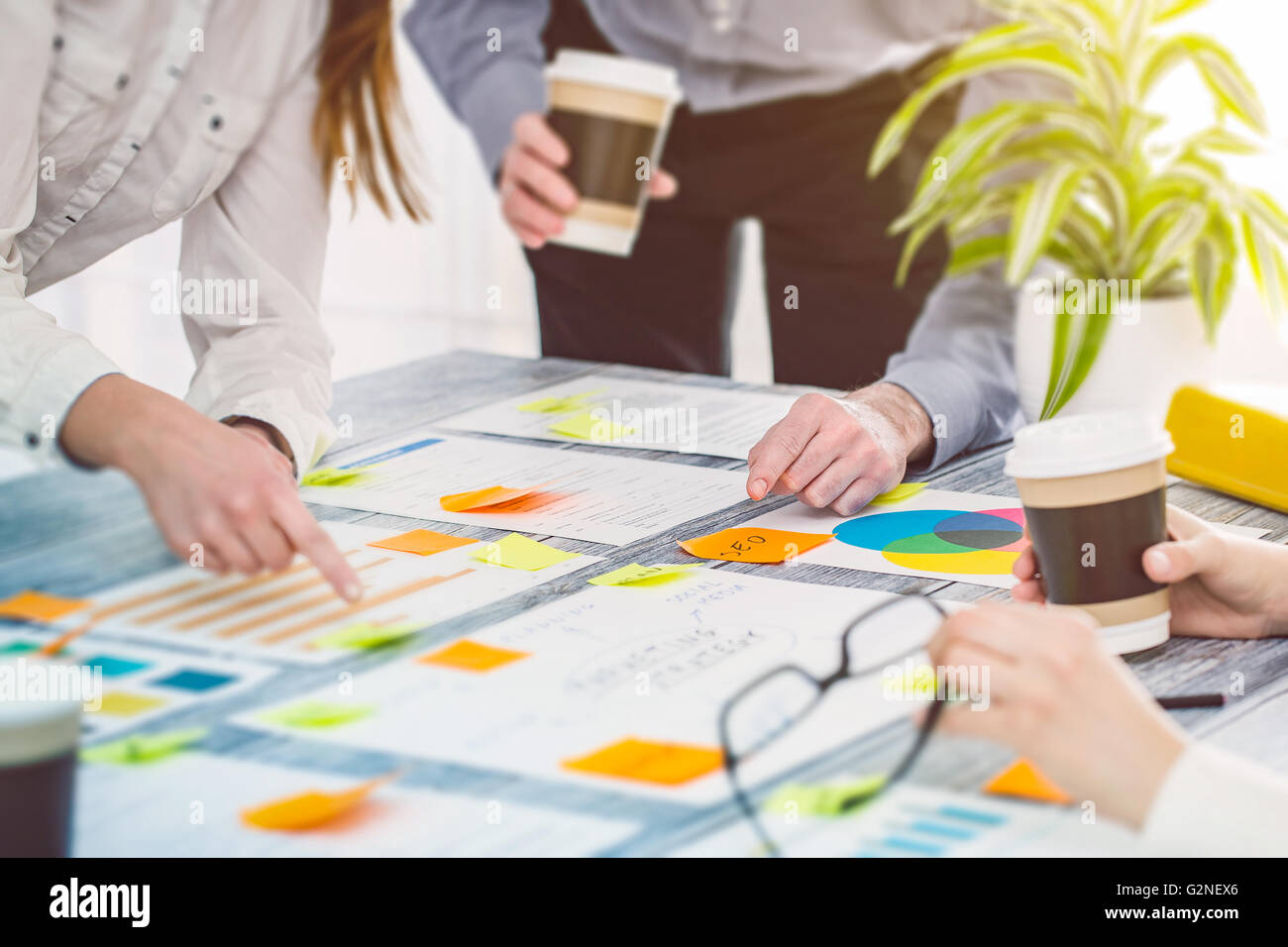 Les gens d'affaires de brainstorming Brainstorming Planification Conception Banque D'Images