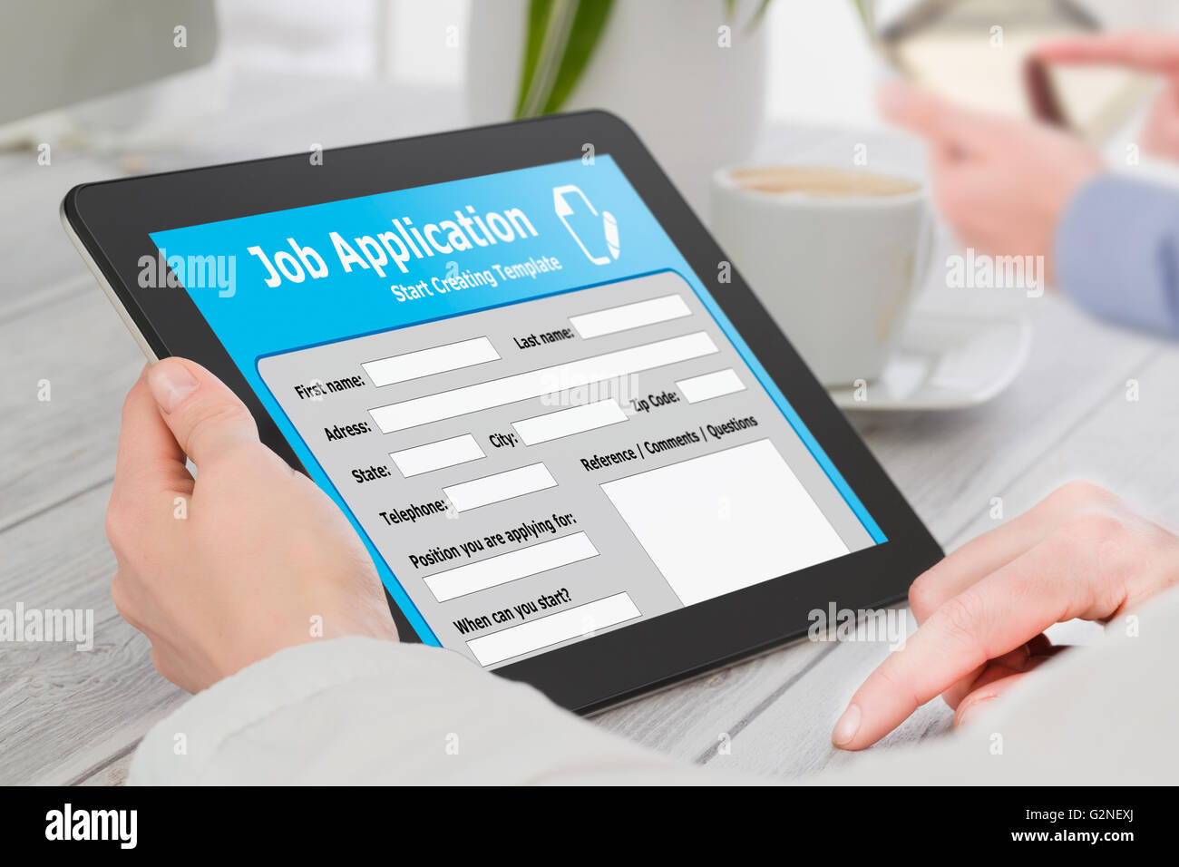 Demandeur de la mise à niveau de l'emploi en ligne par l'application tablette numérique. Banque D'Images