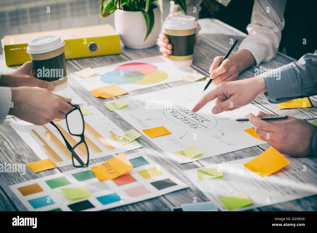 Les gens d'affaires de brainstorming Brainstorming Planification Conception Banque D'Images