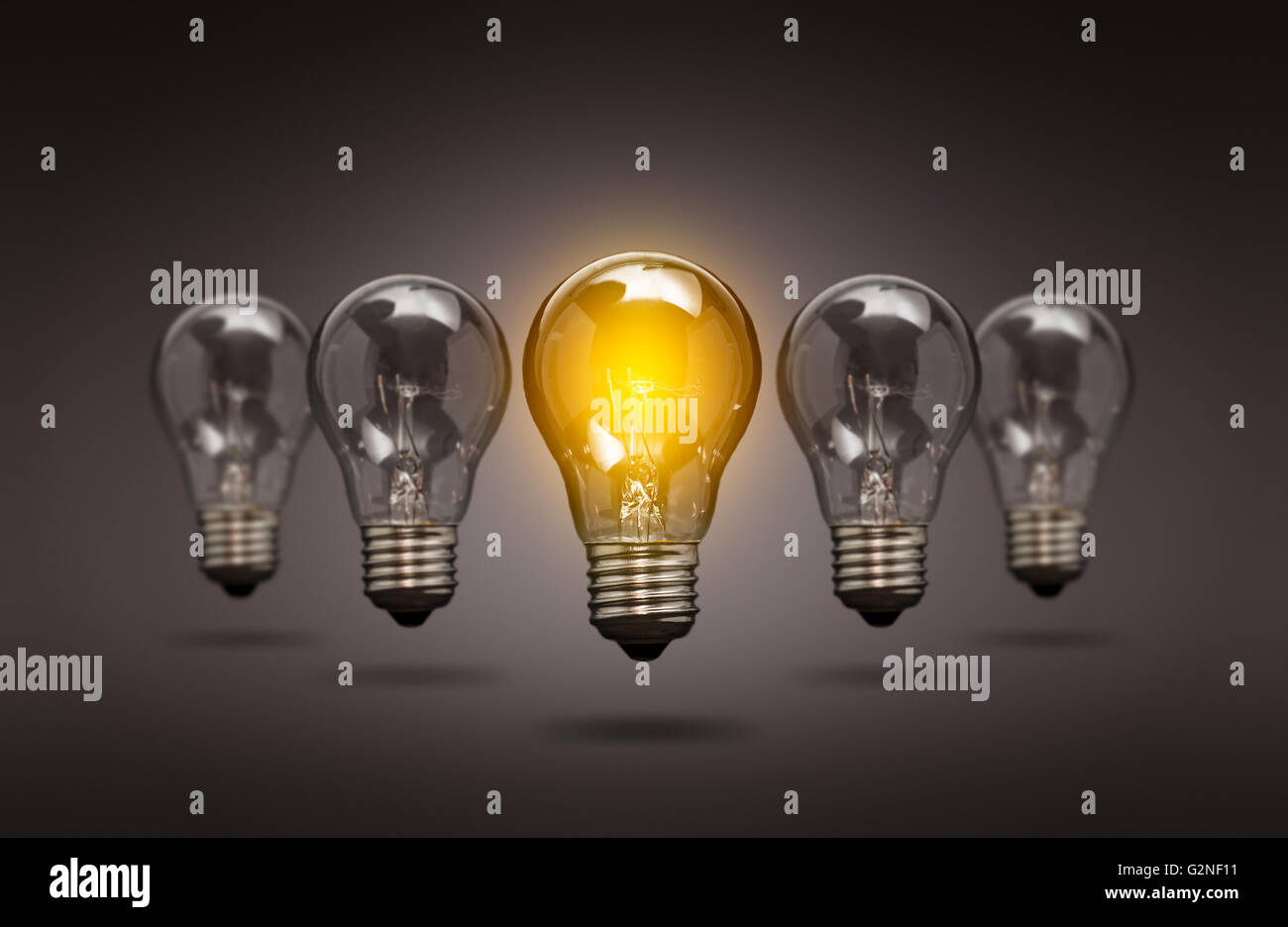 Idée lumineuse de l'ampoule - Leader de l'innovation créative Image Banque D'Images