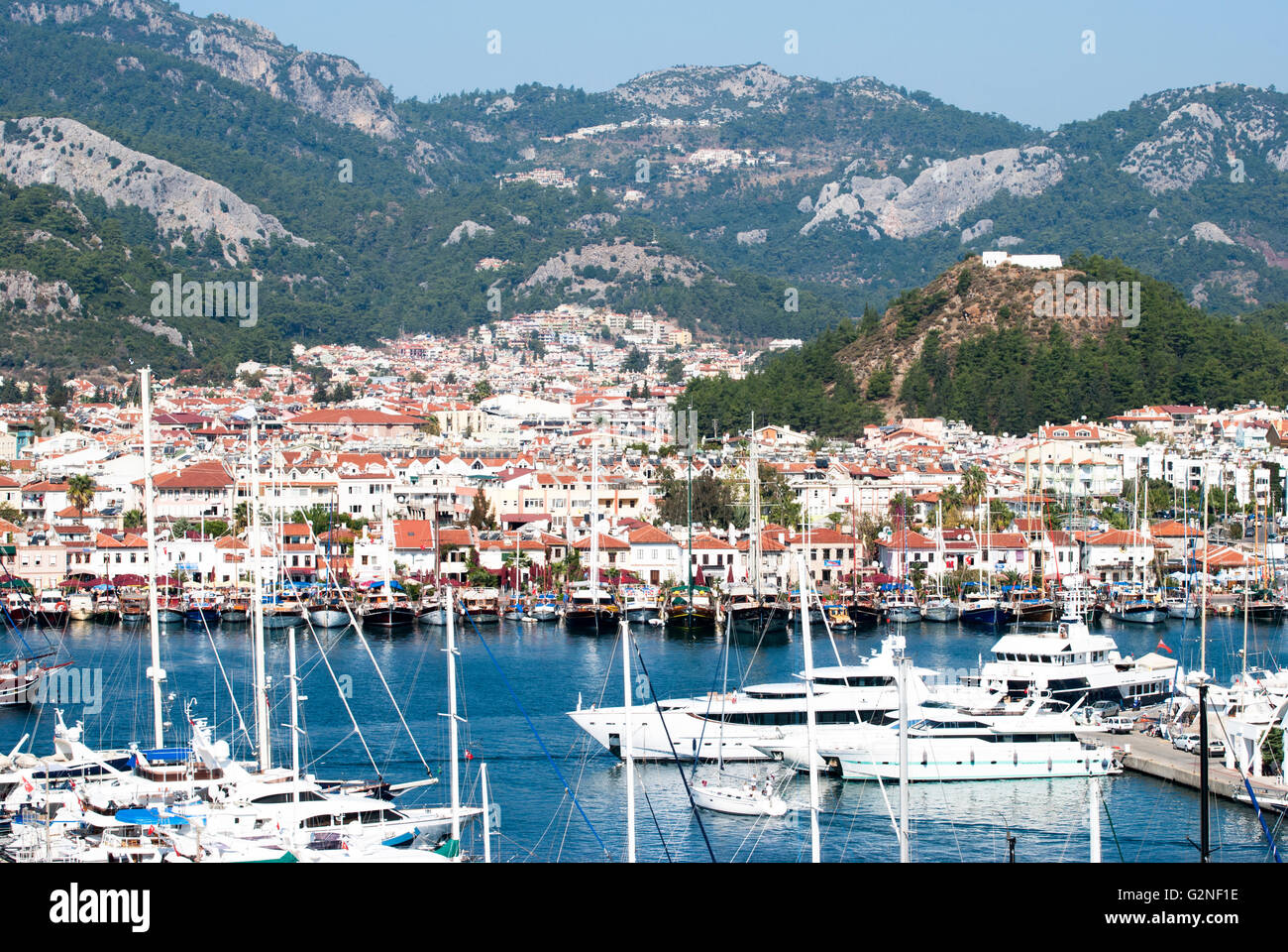 La vue de la ville de Marmaris resort entouré de montagnes (Turquie). Banque D'Images