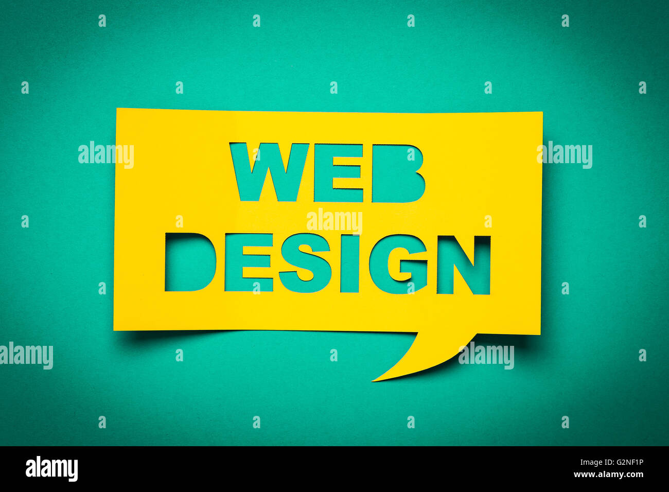 Discours de la bulle avec de l'expression 'Conception web' dans le papier. Banque D'Images