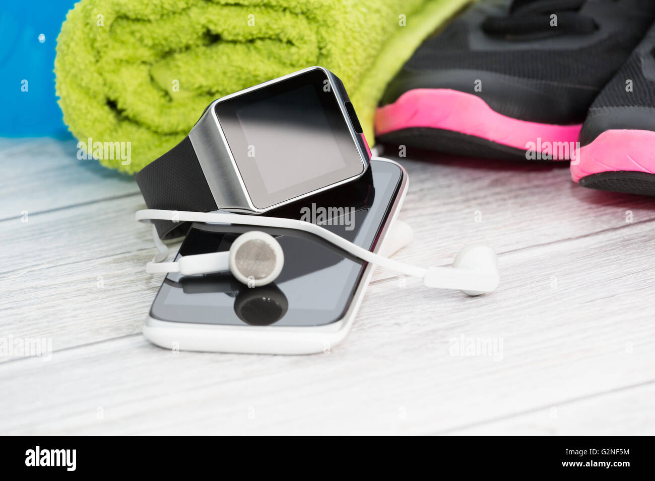 L'équipement de conditionnement physique, smart watch et téléphone sur fond de bois. Banque D'Images