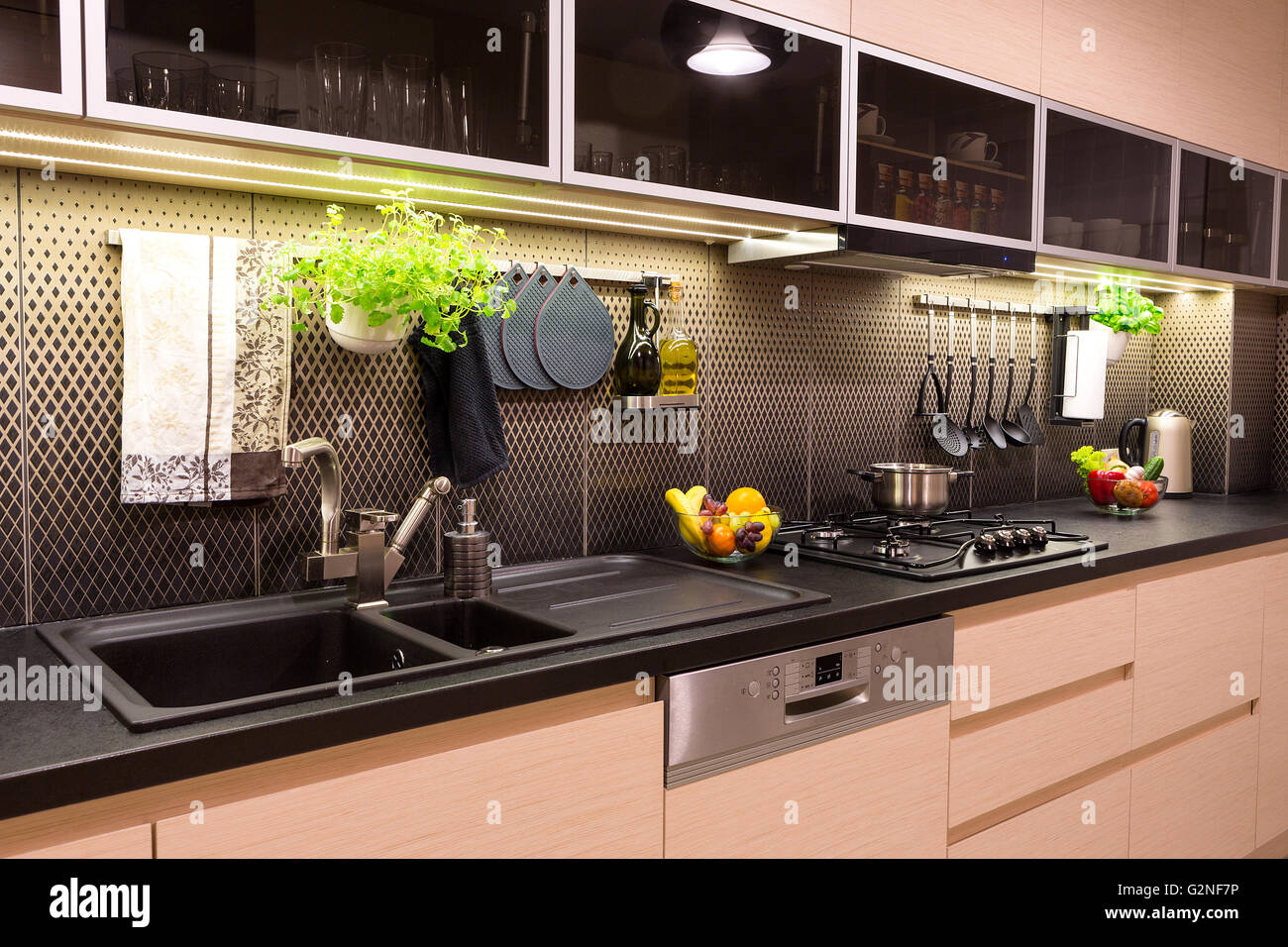 Les légumes, fruits et herbes dans une cuisine contemporaine. Banque D'Images