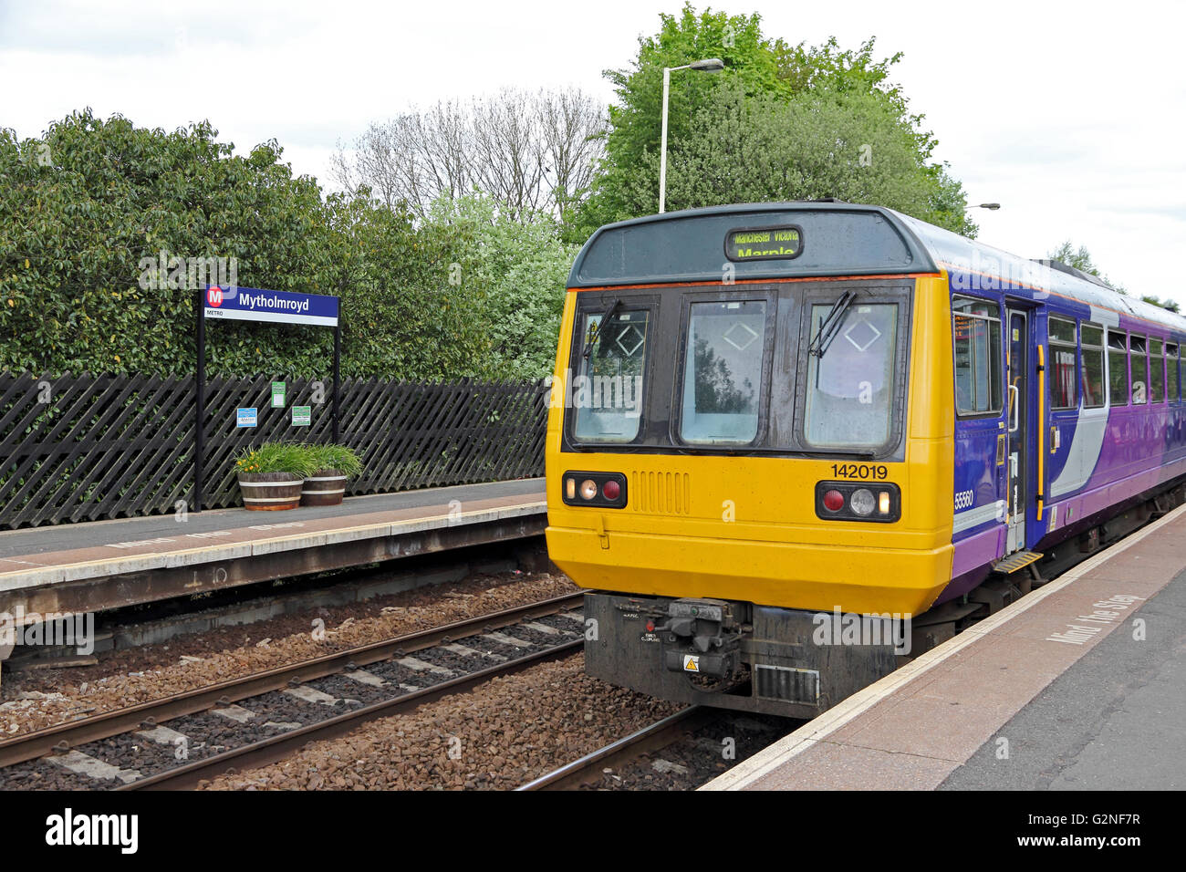 Train Northern Rail Pacer en attente à la gare de Mytholmroyd Banque D'Images