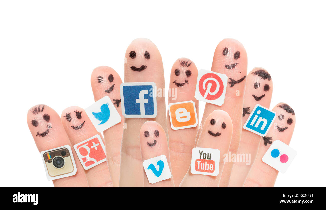BELCHATOW, Pologne - 31 août 2014 : Happy group of finger smileys avec les médias sociaux populaires logos imprimés sur du papier et collé à Banque D'Images
