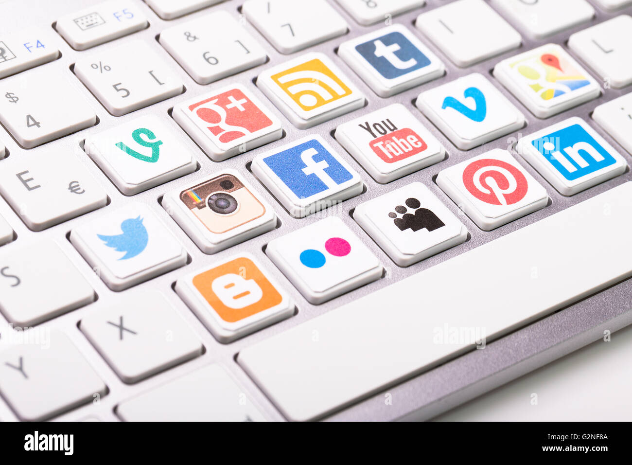 BELCHATOW, Pologne - 31 août 2014 : une collection de médias sociaux logo imprimé et mis sur le clavier de l'ordinateur moderne. Banque D'Images