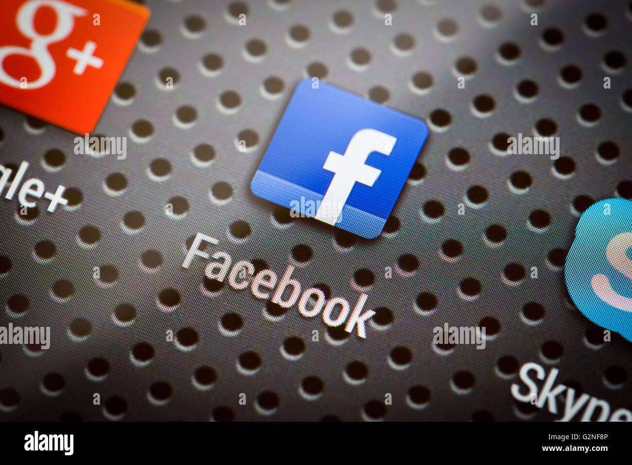 BELCHATOW, Pologne - 10 avril 2014 : photo gros plan de l'icône de Facebook sur l'écran du téléphone mobile. Réseau social populaire. Banque D'Images