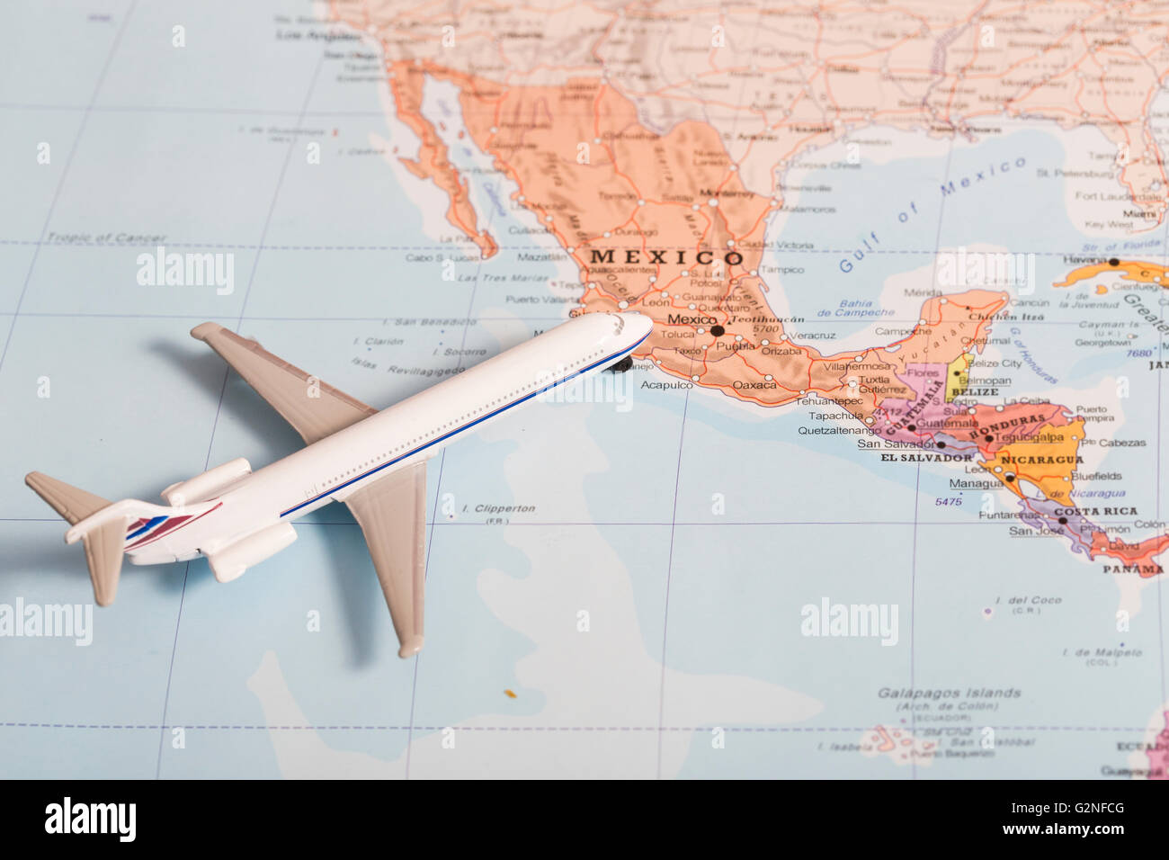 D'un avion de passagers miniature survolant la carte du Mexique du sud ouest. Image conceptuelle pour voyages et tourisme Banque D'Images