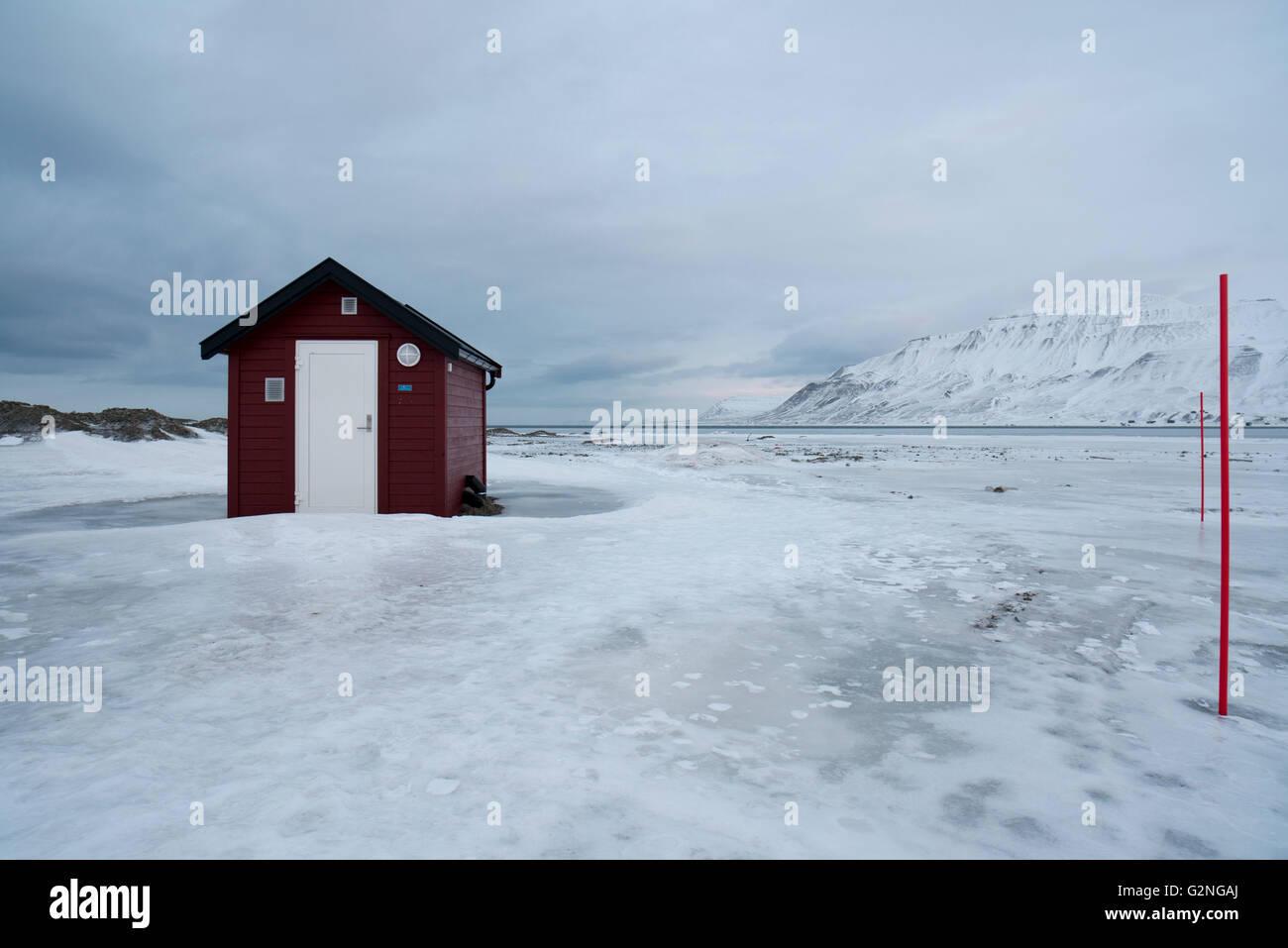 Rotes Haus am Randes des Polarmeeres im Adventfjorden Red hut au bord d'Adventfjorden Spitzberg Norvège Svalbard Banque D'Images