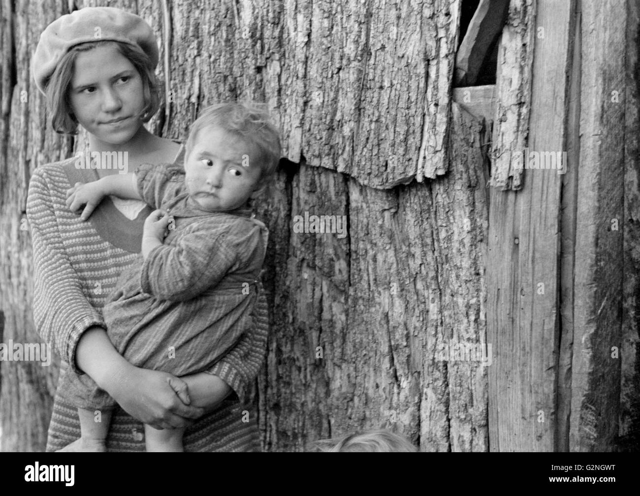 Deux enfants d'agriculteur réinstallés sur des terres nouvelles, Virginia, USA, Arthur Rothstein pour Farm Security Administration (FSA), Octobre 1935 Banque D'Images