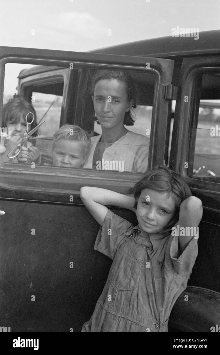 Famille de travailleur fruits migrateurs du Tennessee maintenant campé dans le champ près de Winterhaven, abattoirs, Florida, USA, Arthur Rothstein pour Farm Security Administration (FSA), Janvier 1937 Banque D'Images