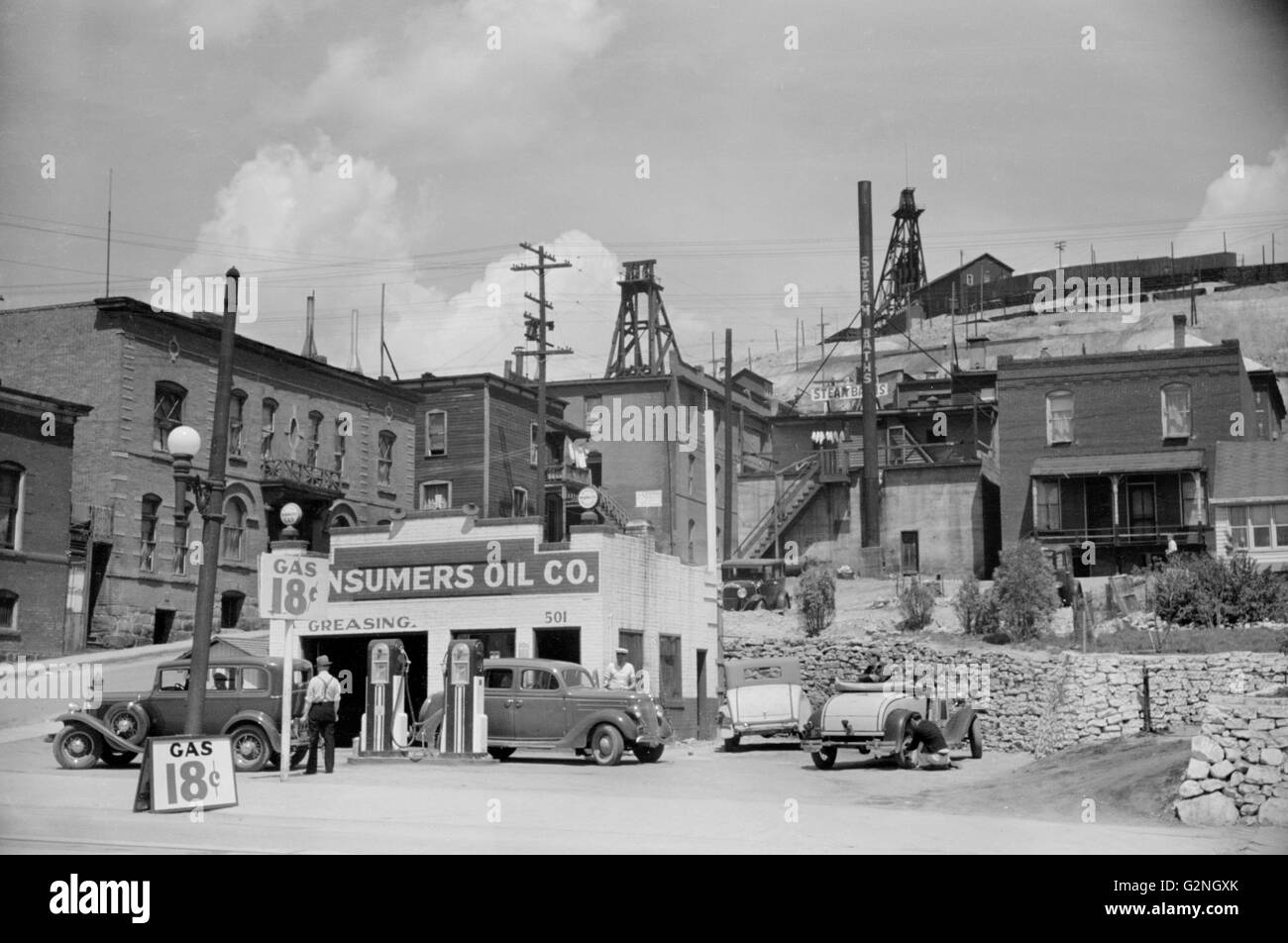 Gas Station,Butte,Montana,Arthur Rothstein pour Farm Security Administration (FSA), Juillet 1939 Banque D'Images