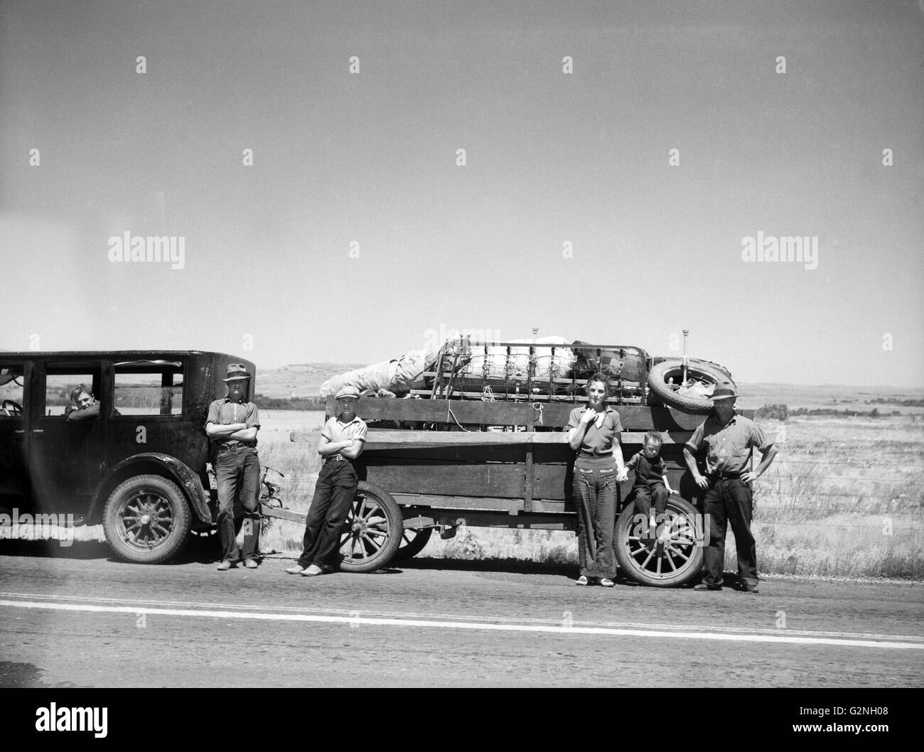 Famille d'agriculteurs du Dakota du Nord vers l'Ouest zone de sécheresse dans le Montana, USA, Arthur Rothstein pour Farm Security Administration (FSA), Juillet 1936 Banque D'Images