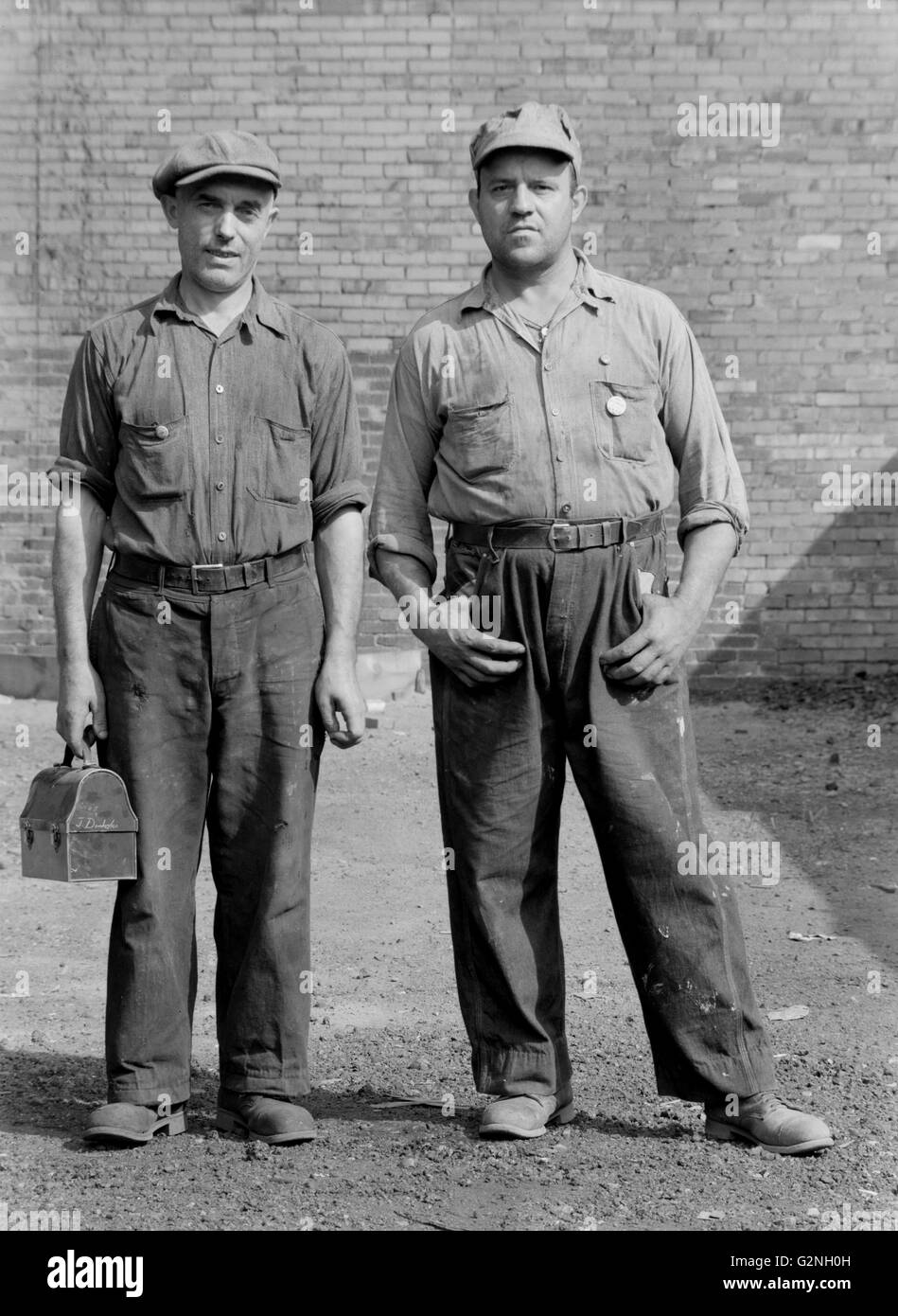 Deux travailleurs de l'acier, Midland, Michigan, USA, Arthur Rothstein pour Farm Security Administration (FSA), Juillet 1938 Banque D'Images