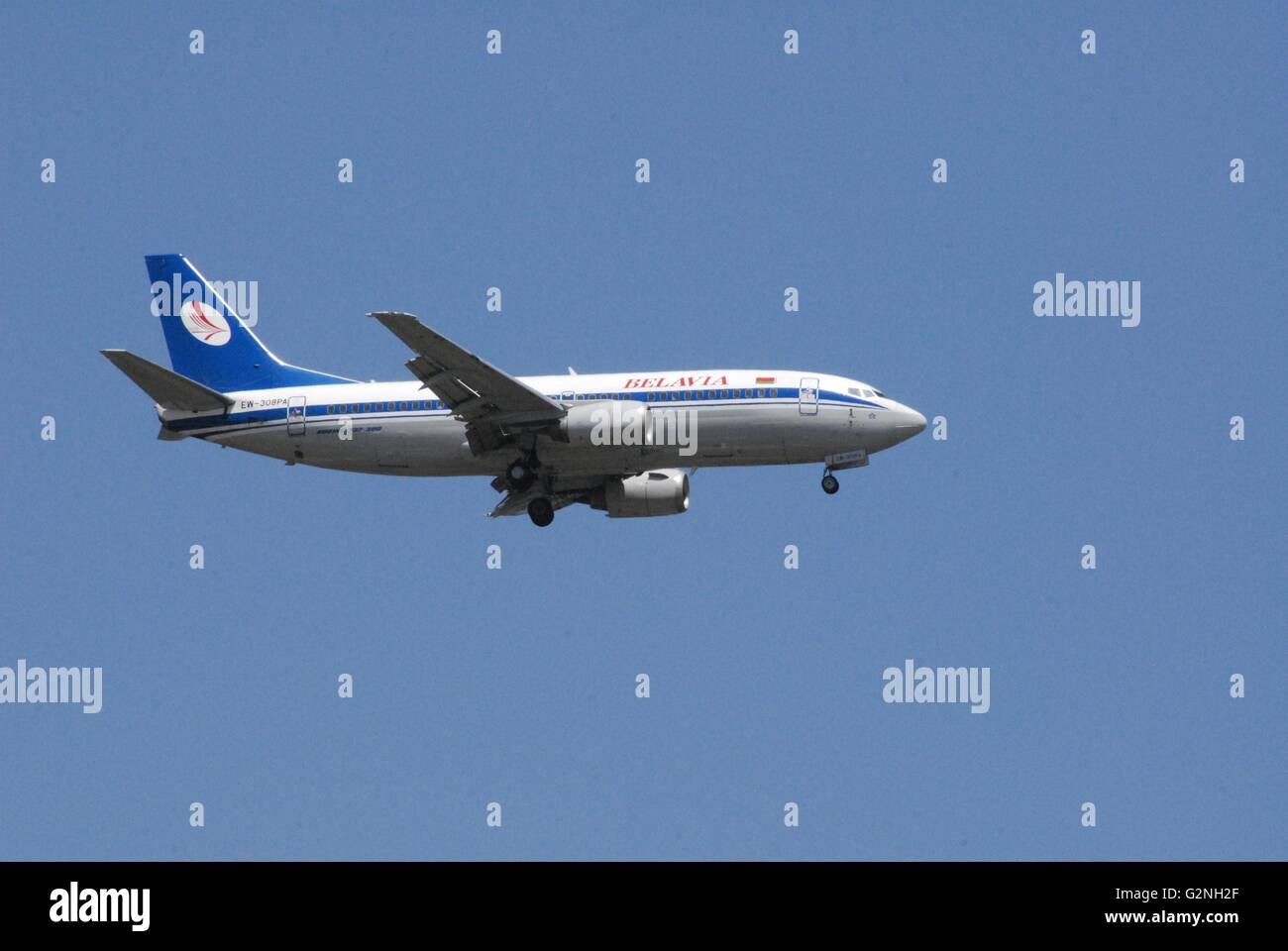 Belavia Belarusian Airlines Boeing 737-300 avion pendant l'approche de l'aéroport international Adnan Menderes Banque D'Images