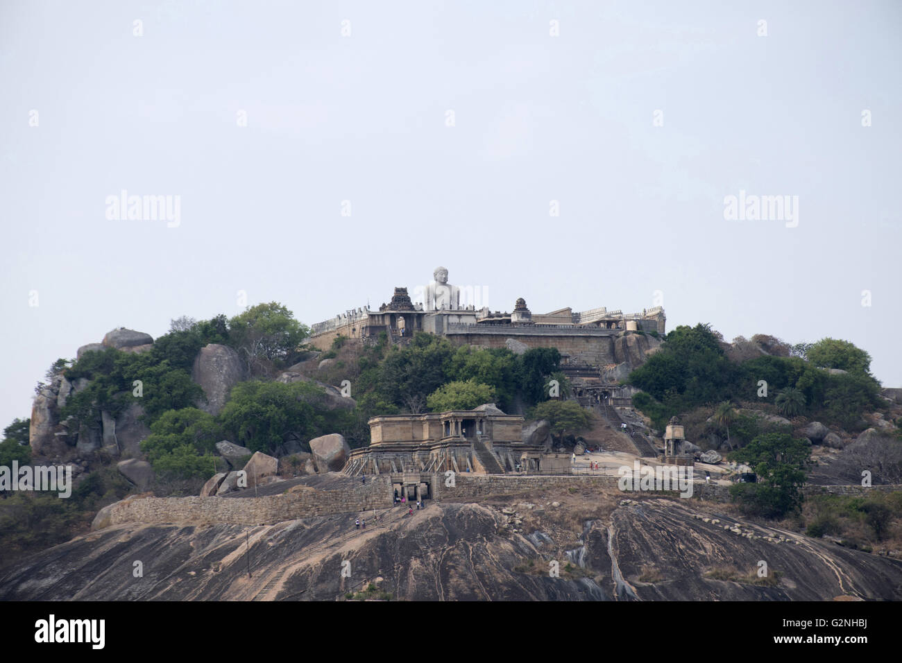 Vue générale de la colline vindhyagiri temple complexe, sravanabelgola, Karnataka, Inde. vue depuis la colline chandragiri. grande belgola (wh Banque D'Images