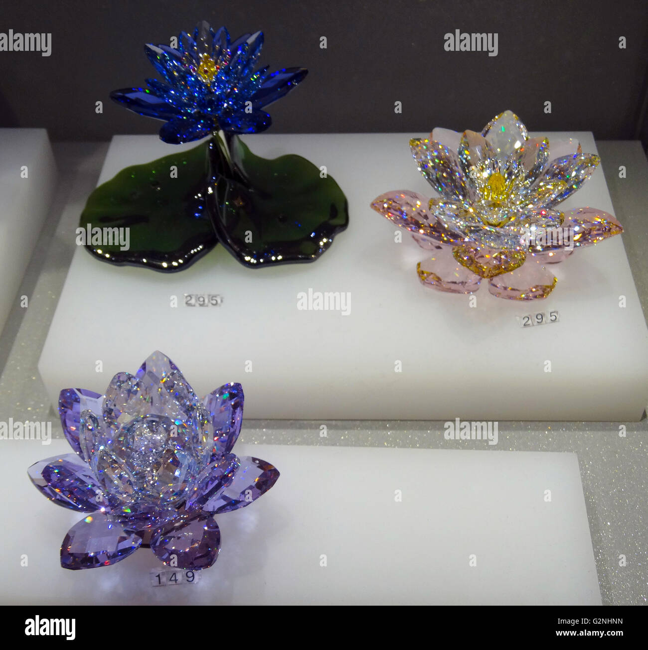 Collection de fleurs de lotus en cristal Swarovski. Swarovski est un producteur autrichien de luxe couper verre au plomb. Fondé par Daniel Swarovski (1862-1956). Datée 2014 Banque D'Images