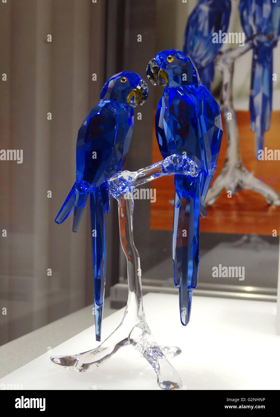Swarovski Hyacinth Macaws créé à partir de la glace saphir avec bec et  Black Diamond Light topaze et cristal Jet les yeux. Swarovski est un  producteur autrichien de luxe couper verre au
