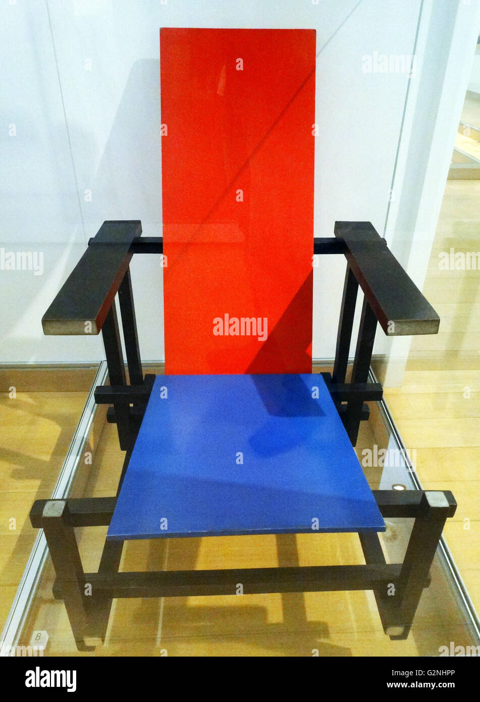 Chaise rouge et bleue de Gerrit Rietveld (1888-1965), conçu 1919-1923,  celui-ci fait c 1925. Mobilier de designer et architecte néerlandais.  Contreplaqué, essence : bouleau et hêtre peint Photo Stock - Alamy