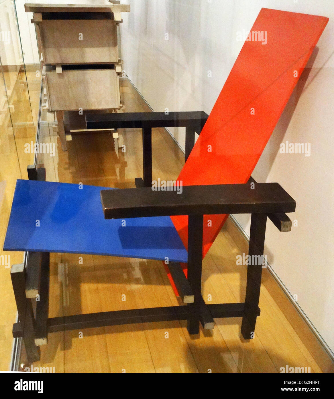Chaise rouge et bleue de Gerrit Rietveld (1888-1965), conçu 1919-1923, celui-ci fait c 1925. Mobilier de designer et architecte néerlandais. Contreplaqué, essence : bouleau et hêtre peint. Banque D'Images