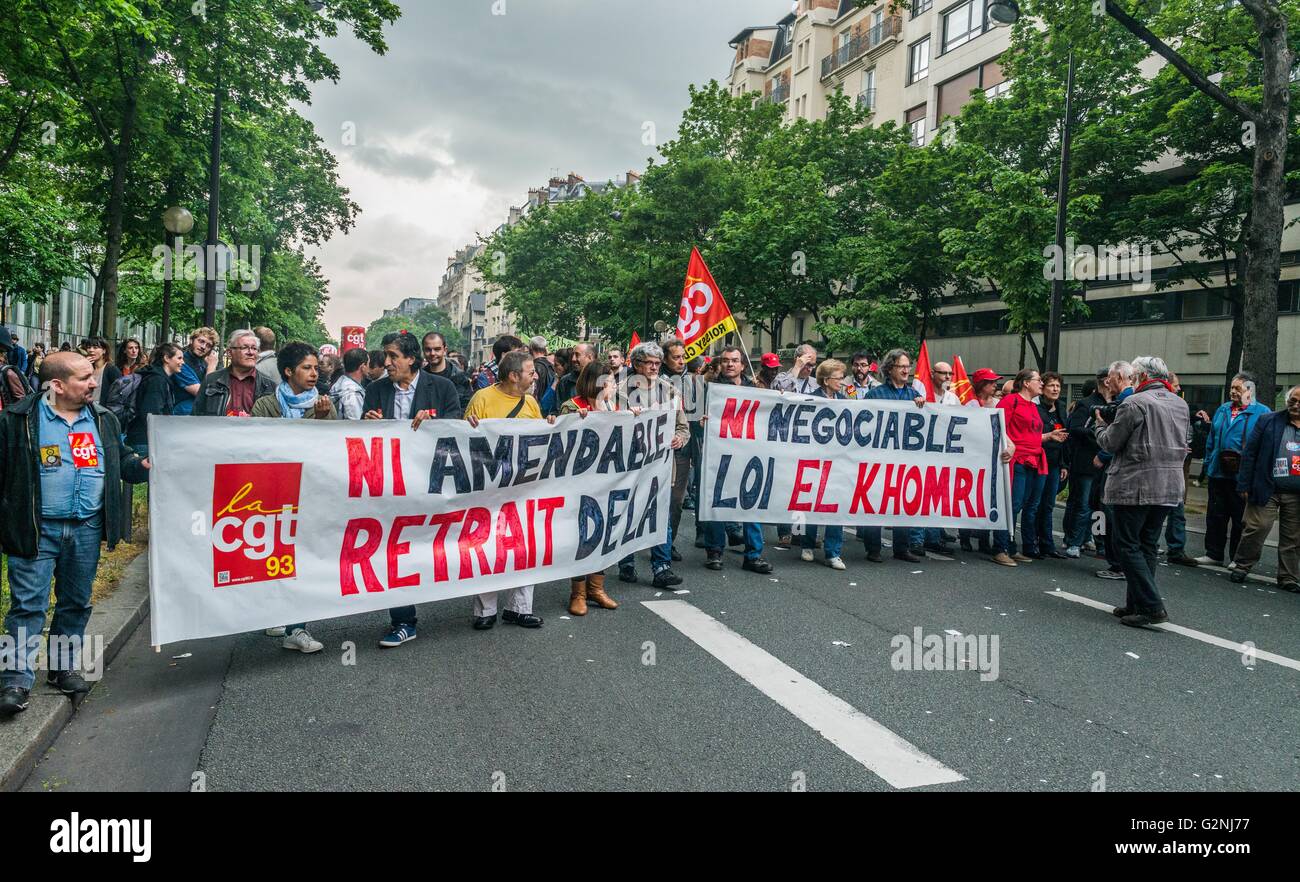 Les syndicats français et les étudiants protestent à Paris, France après le gouvernement a forcé à travers les réformes du travail controversé Banque D'Images