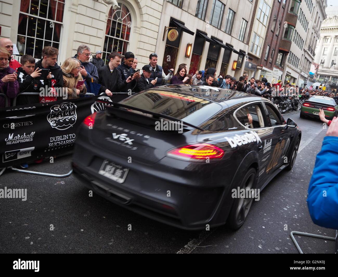 86 dans l'équipe Porsche Panamera pour Gumball 3000, Dublin à Bucarest 2016, Regent Street, Londres Banque D'Images