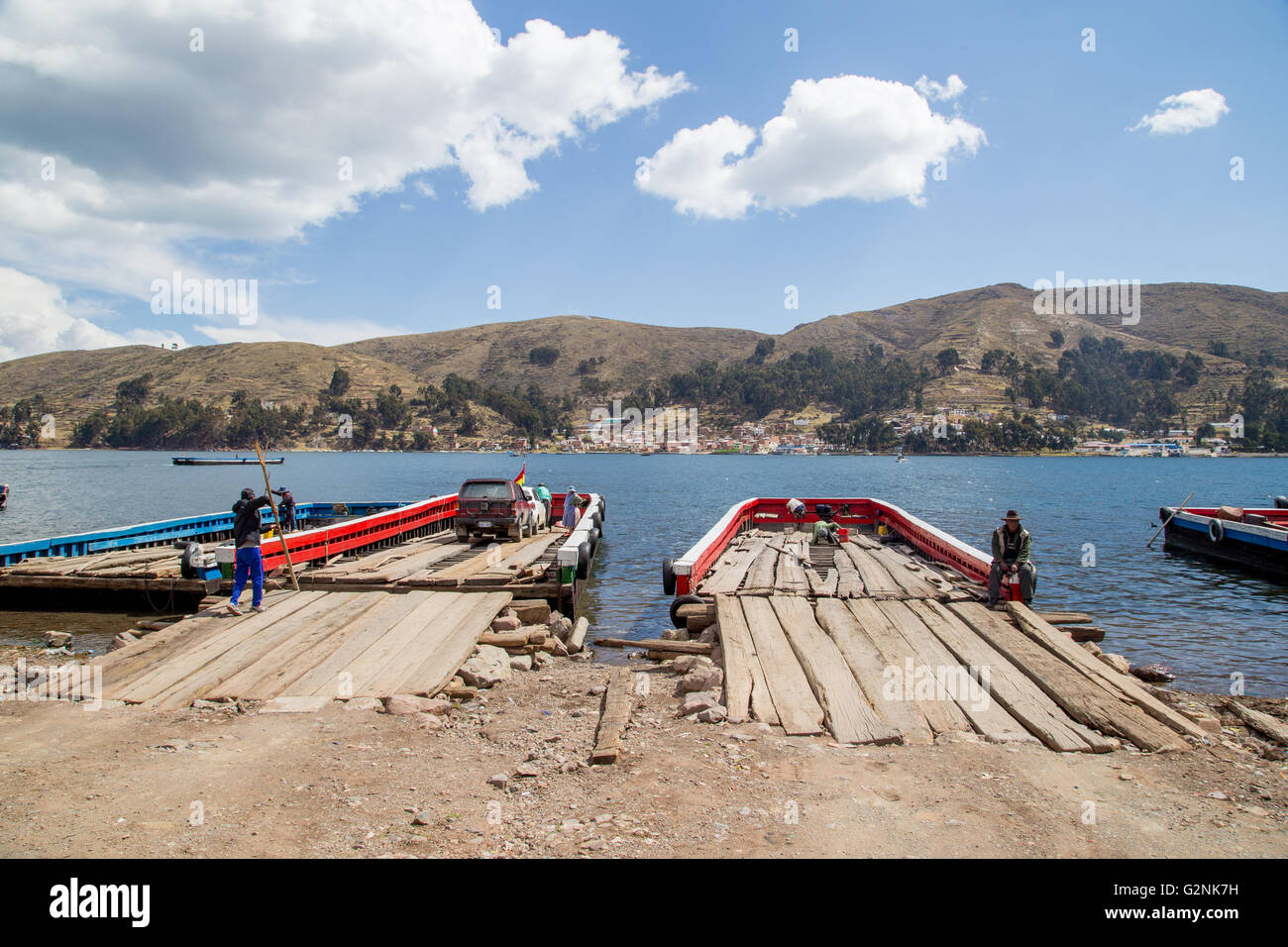 Tiquina, Bolivie - Octobre 22, 2015 : Ferries et travailleurs qui attendent de traverser le lac Titicaca. Banque D'Images