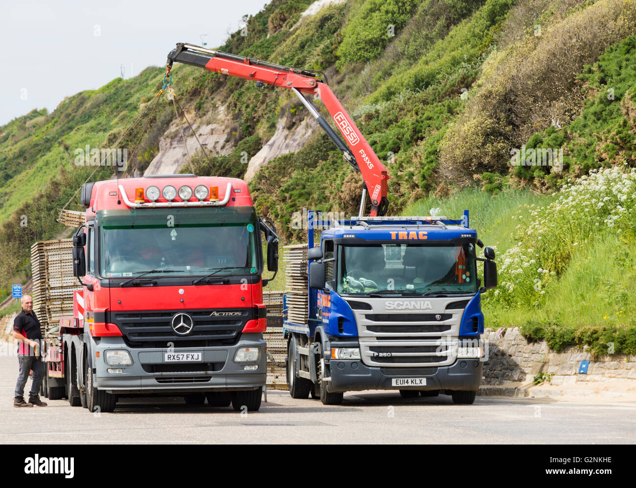 Déplacer des matériaux pour l'allée piétonne temporaire à la plage de Bournemouth en mai Banque D'Images