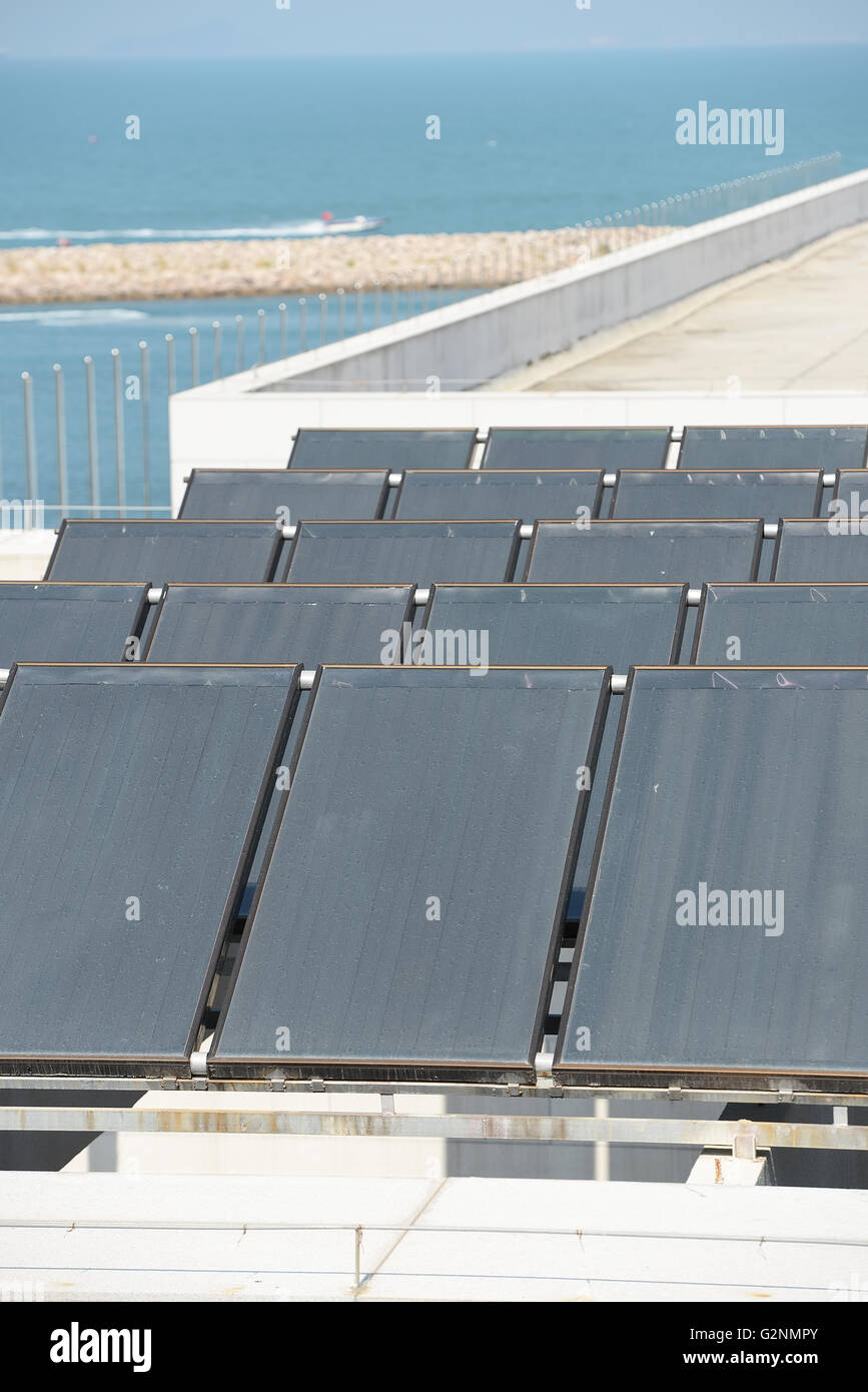 Panneau de chauffage solaire de l'eau sur un toit de maison Banque D'Images