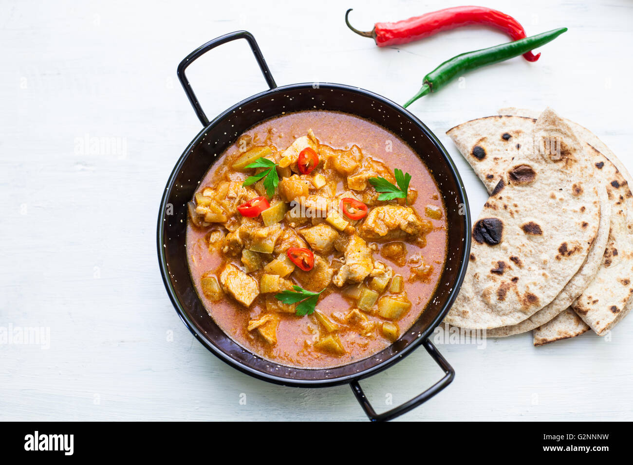 Poulet tikka masala indien et le pain plat naan Banque D'Images