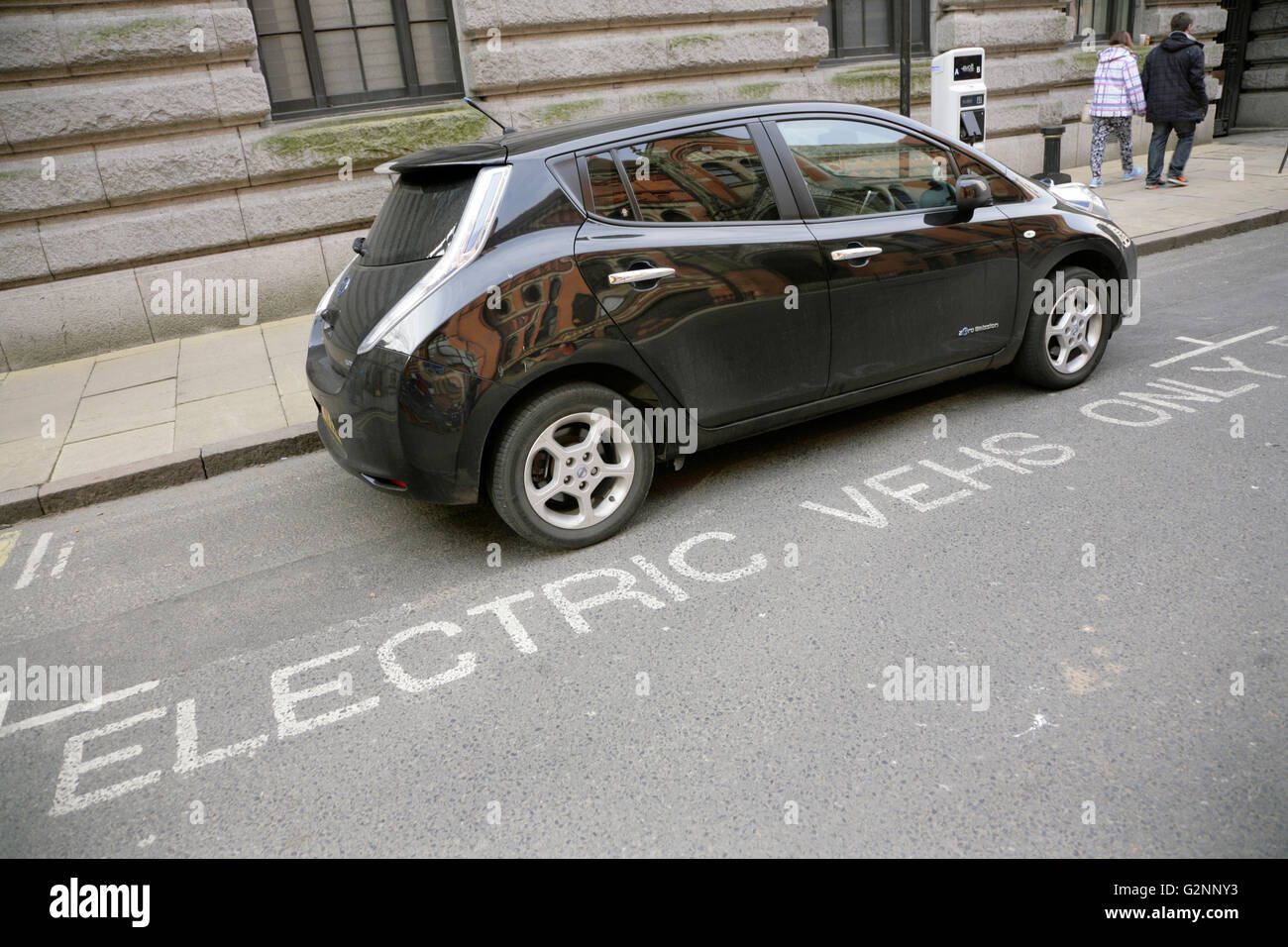 La Nissan LEAF electric voiture garée dans l'espace réservé aux véhicules électriques uniquement dans le centre-ville de Birmingham, Royaume-Uni. Banque D'Images