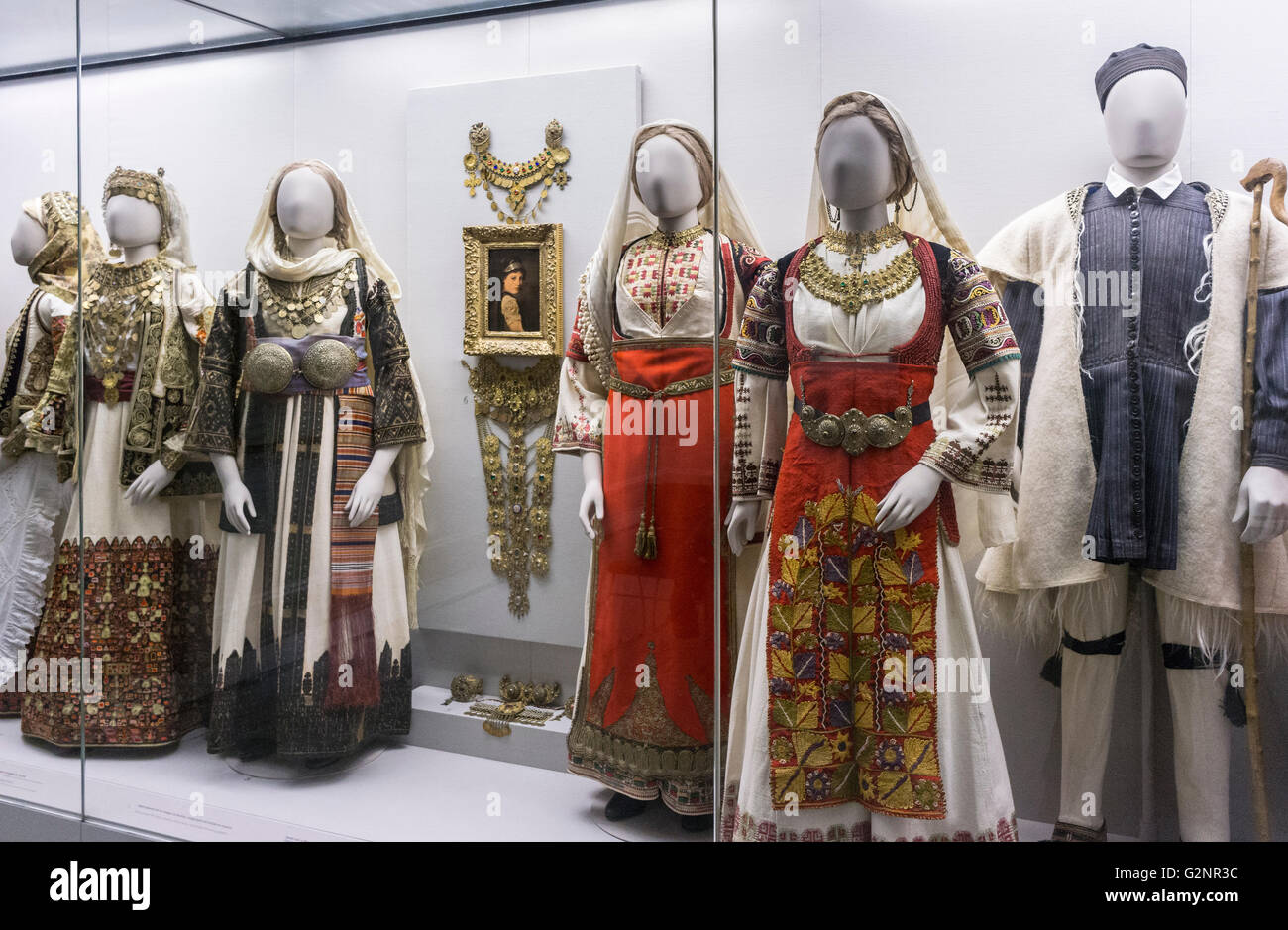 Costumes traditionnels grecs sur l'affichage au Musée Benaki, Athènes, Grèce Banque D'Images