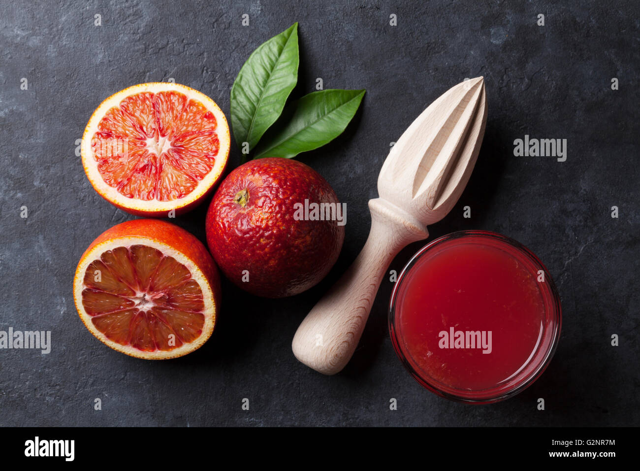 Verre de jus d'oranges et rouges sur fond de pierre. Vue d'en haut Banque D'Images Verre de jus d'oranges et rouges sur fond de pierre. Vue d'en haut Banque D'Images