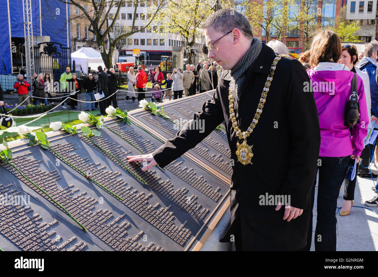 Belfast, Royaume-Uni. 15/04/2012 - Lord Maire de Belfast, Niall O Donnghaile rend hommage aux victimes à l'occasion du centenaire du naufrage du Titanic, et ouverture de la Memorial Garden à Belfast City Hall. Banque D'Images