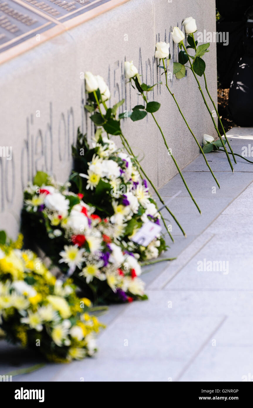 Belfast, Royaume-Uni. 15/04/2012 - Couronnes et fleurs sont portées à l'occasion du centenaire du naufrage du Titanic, et ouverture de la Memorial Garden à Belfast City Hall. Banque D'Images