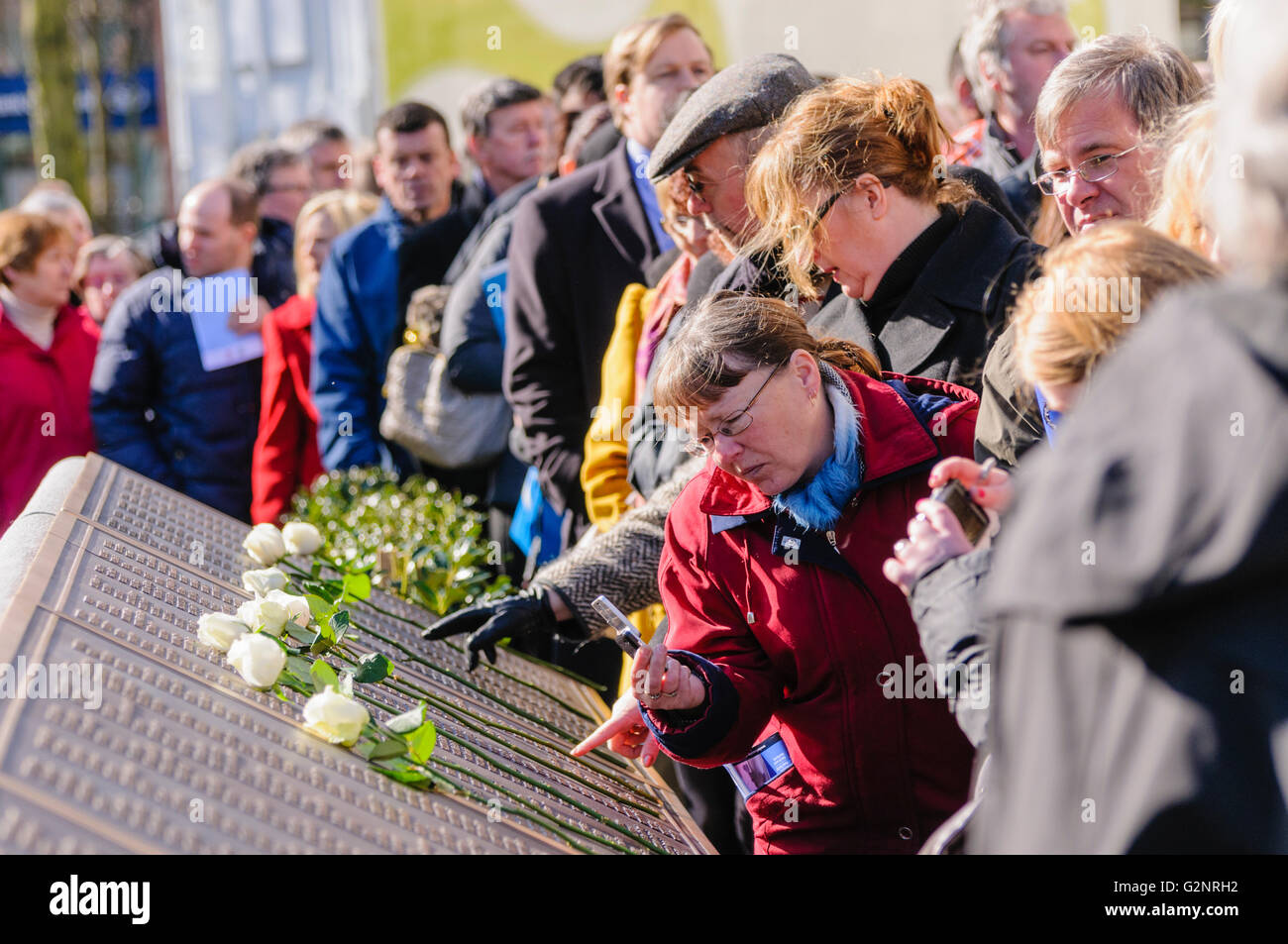 Belfast, Royaume-Uni. 15/04/2012 - fichier foules passé la liste des noms des victimes sur le centenaire du naufrage du Titanic, et ouverture de la Memorial Garden à Belfast City Hall. Banque D'Images