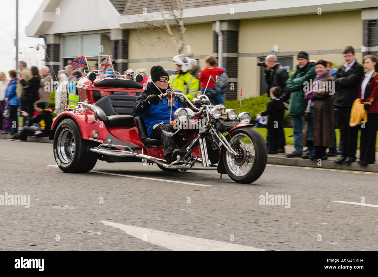 Carrickfergus (Irlande du Nord), 22/04/2012 - un motocycliste monte un motortrike passé la foule lors d'une ride out charité Banque D'Images