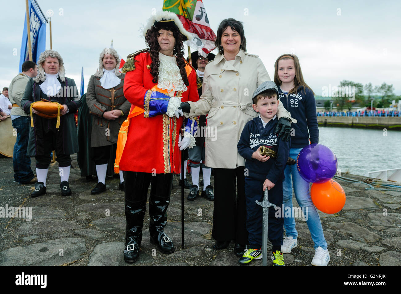 Carrickfergus, 09/06/2012. Arlene Foster MLA (DUP) répond à 'King Billy' à la reconstitution de l'atterrissage du roi Guillaume d'Orange à Carrickfergus en 1690 avant la bataille de la Boyne, lorsqu'il a défait le roi James I et converti au protestantisme en Angleterre sur la règle à partir de Rome. Avec elle sont ses deux premiers enfants, Sarah (11) et George (9). Banque D'Images