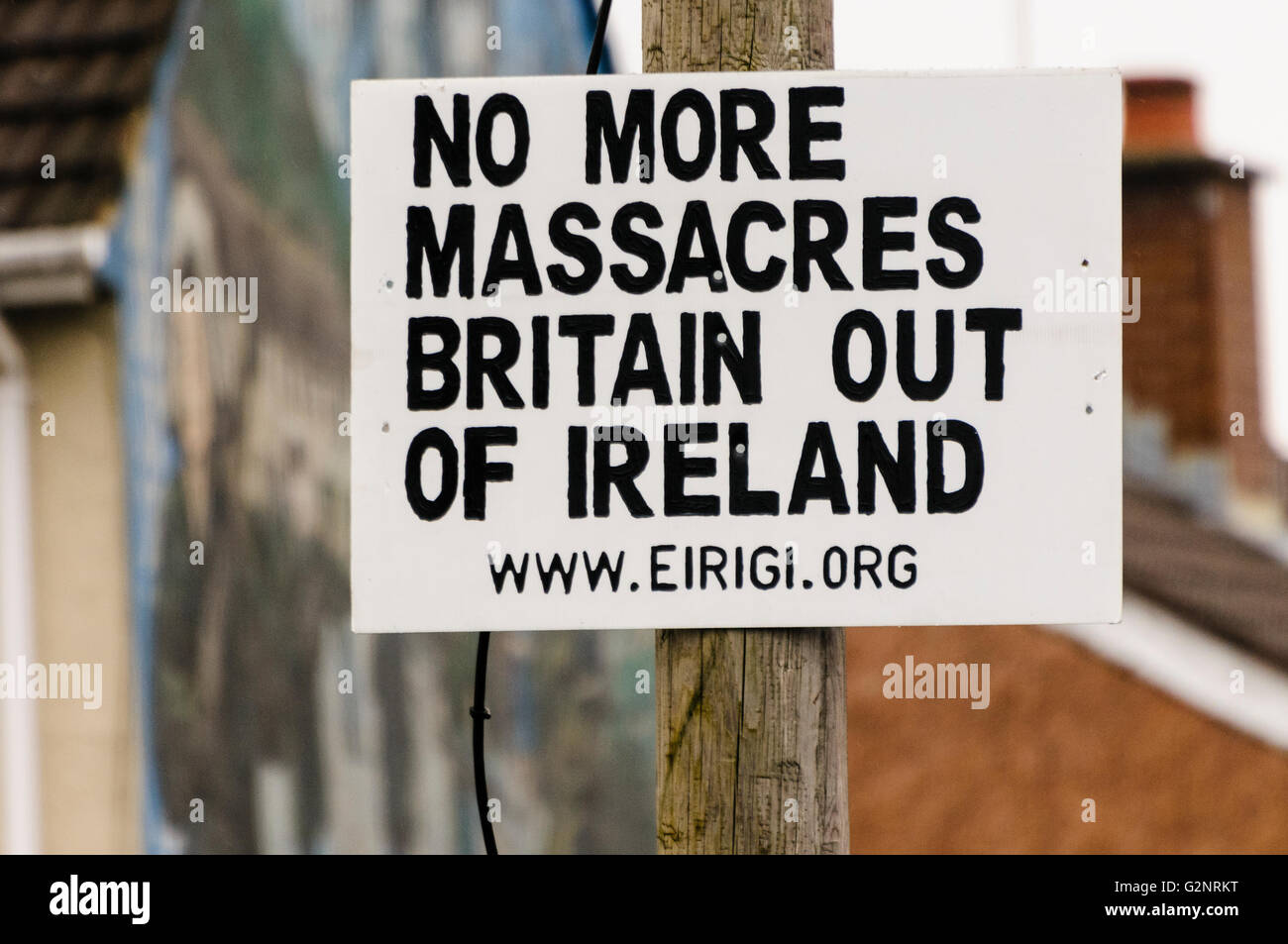 Eirigi groupe républicain irlandais mis en place un signe sur un lampadaire "non plus de massacres. La Grande-Bretagne hors d'Irlande' Banque D'Images