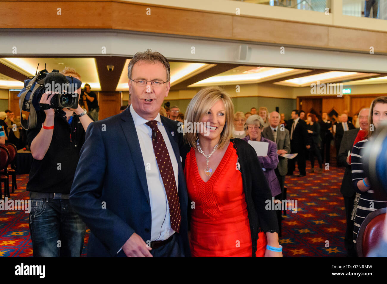 Belfast 22/09/2012 - Mike Nesbitt arrive avec sa femme Lynda Bryans, comme il se met en scène pour délivrer son premier discours de conférence en tant que leader de l'Ulster Unionist Party (UUP) Banque D'Images