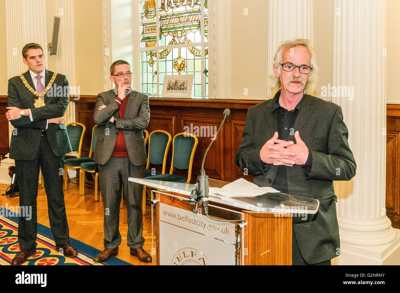 Belfast 10/05/2012 - Dévoilement du nouveau portrait de l'ex-maire de la ville de Belfast, Niall O Donnghaile, par Belfast street artiste Danny Devenney. Danny a été responsable de centaines de peintures murales autour de Belfast, essentiellement républicain, mais a collaboré avec des peintres fresque loyaliste sur un certain nombre de reprises à dépolitiser la plupart des peintures murales. Banque D'Images
