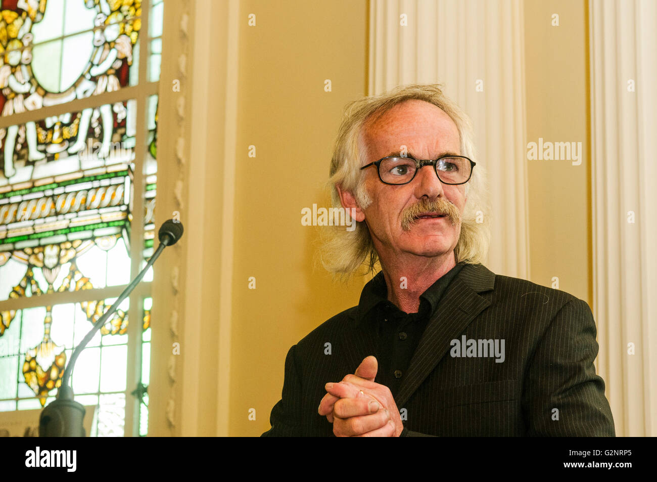 05/10/2012 Belfast - Belfast street artiste Danny Devenney. Belfast 10/05/2012 - Dévoilement du nouveau portrait de l'ex-maire de la ville de Belfast, Niall O Donnghaile, par Belfast street artiste Danny Devenney, qui a été responsable de centaines de peintures murales autour de Belfast, essentiellement républicain, mais a collaboré avec des peintres fresque loyaliste sur un certain nombre de reprises à dépolitiser la plupart des peintures murales. Banque D'Images