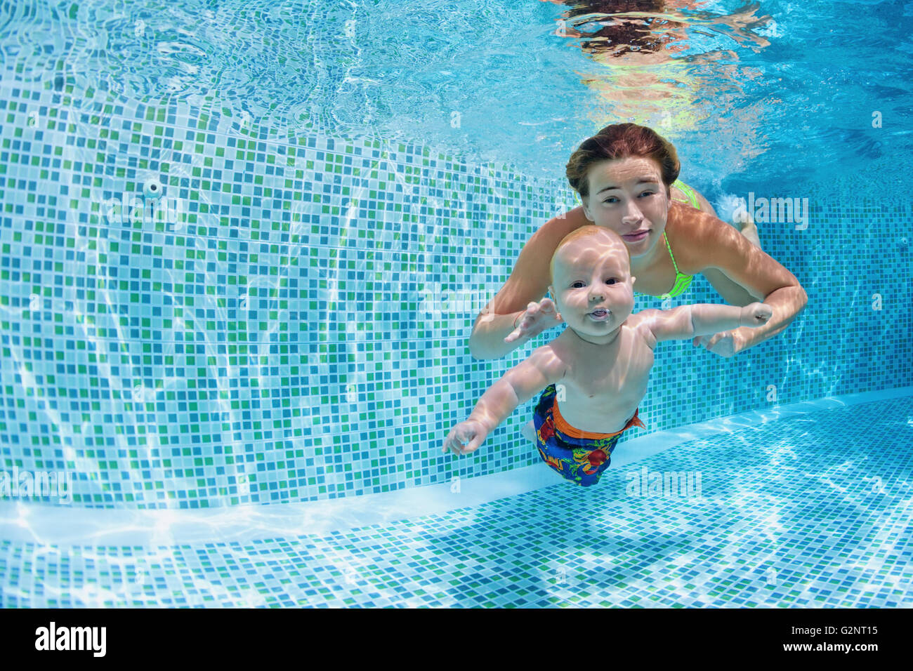 Lecon De Natation Enfant Bebe Avec Mere Apprendre A Nager Plonger Sous L Eau A La Piscine Photo Stock Alamy