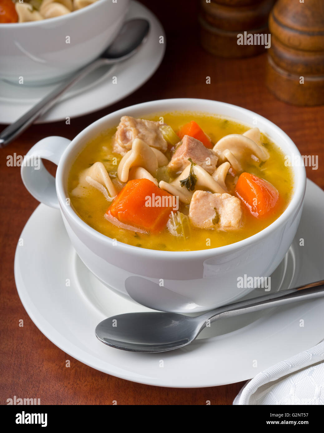 Une délicieuse tasse de soupe de nouilles de poulet. Banque D'Images