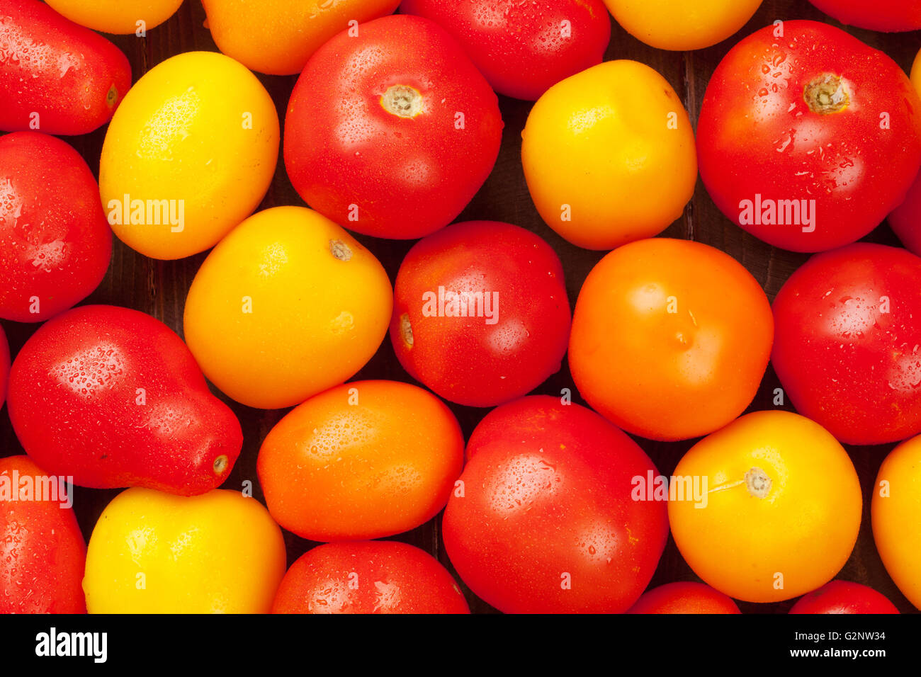 Tomates colorées sur table en bois libre Banque D'Images