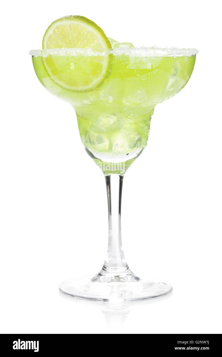 Cocktail margarita classique salé avec RIM. Isolé sur fond blanc Banque D'Images