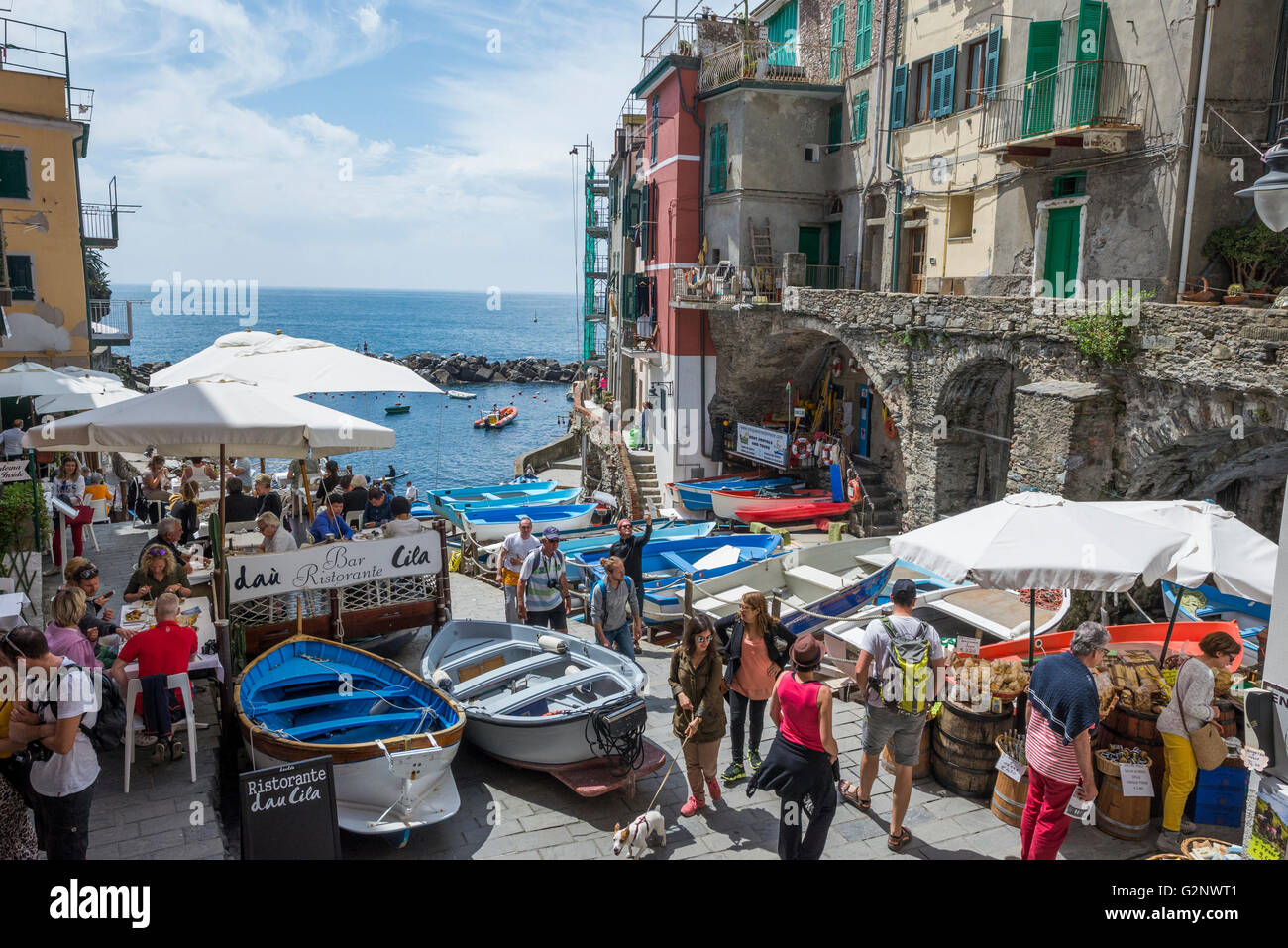 Les touristes dans le petit port naturel de Riomaggiore (Ligurie) Banque D'Images