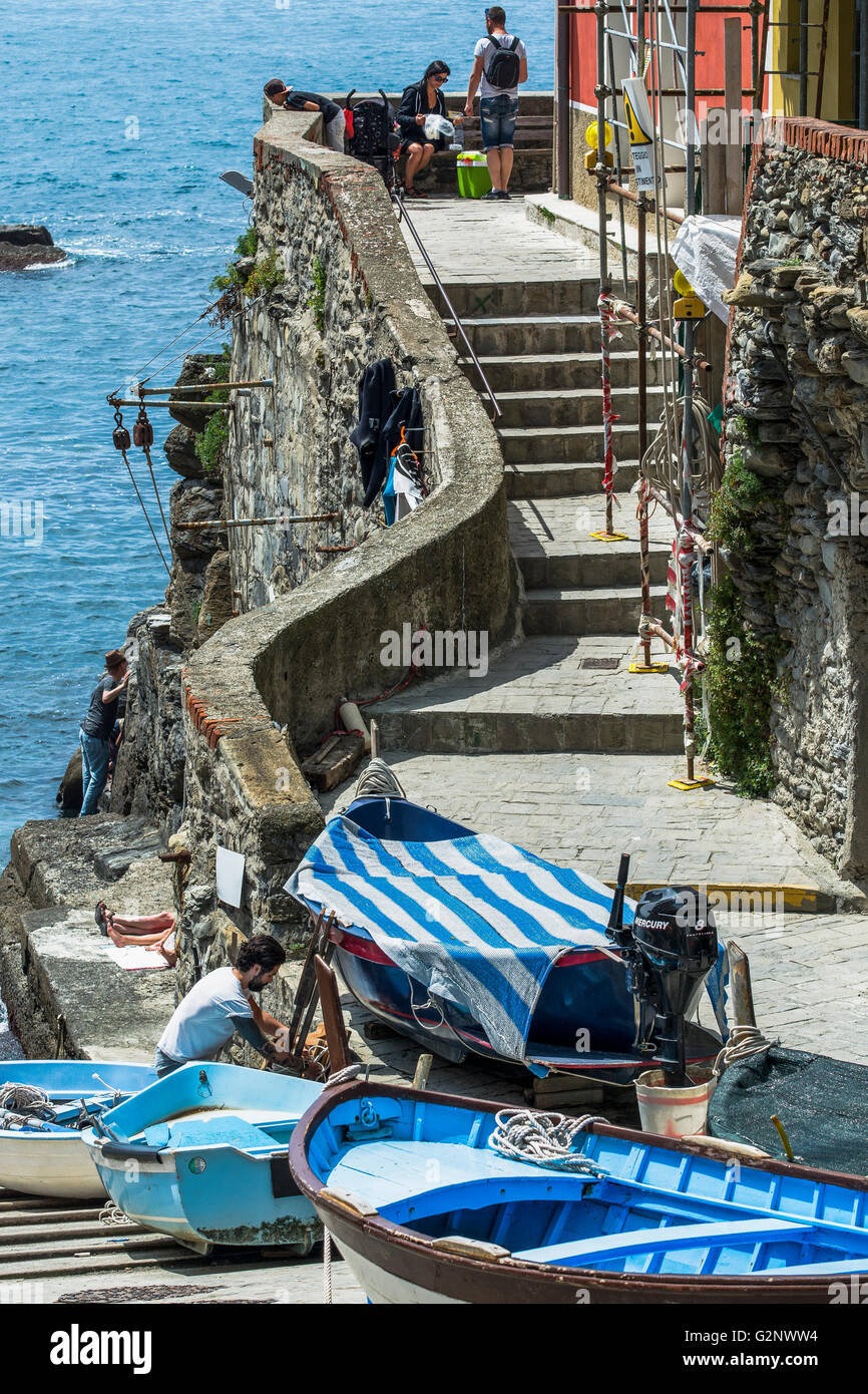Bateaux dans le petit port naturel de Riomaggiore (Ligurie) Banque D'Images