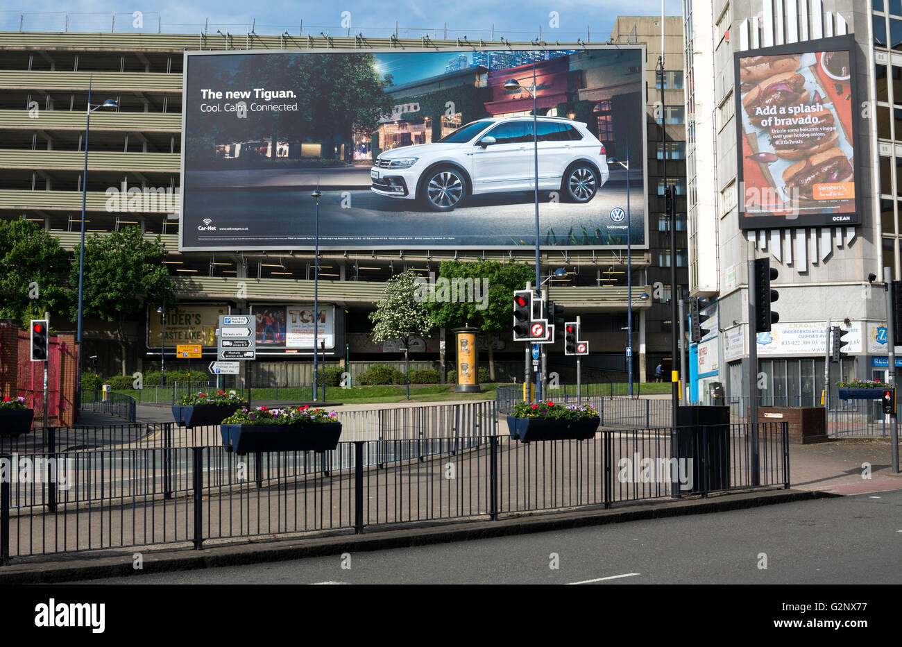 VW Tiguan publicité sur un grand accaparement, Digbeth, Birmingham, UK Banque D'Images
